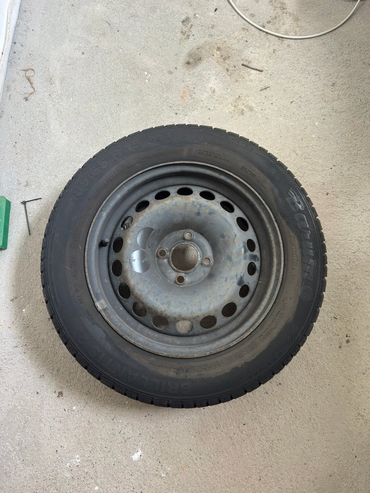 Jante tôle 15” avec pneu 185/65 R15 BARUM (1 pièce), Autos : Pièces & Accessoires, Enlèvement, 15 pouces