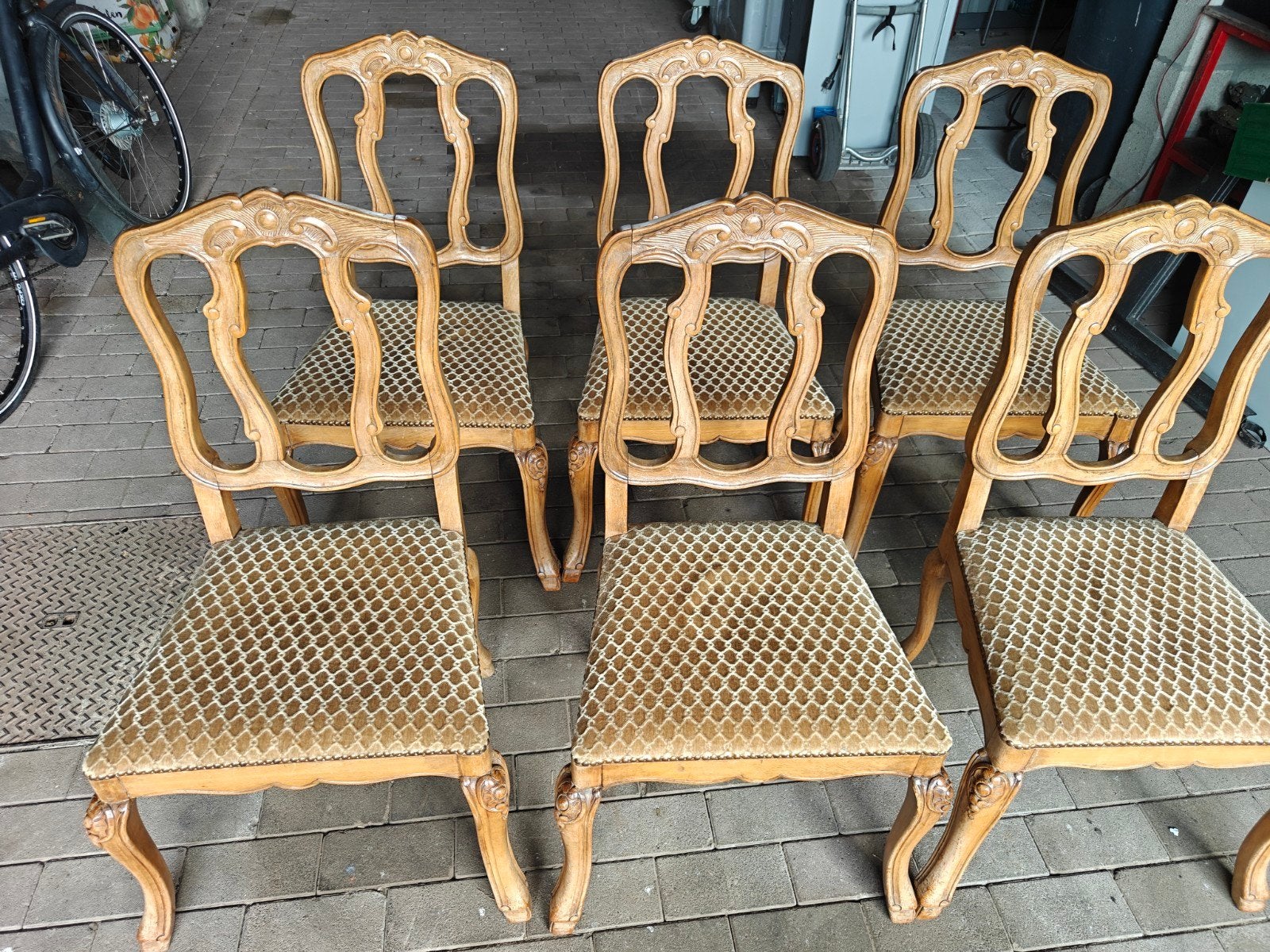 6 stoelen, Ophalen