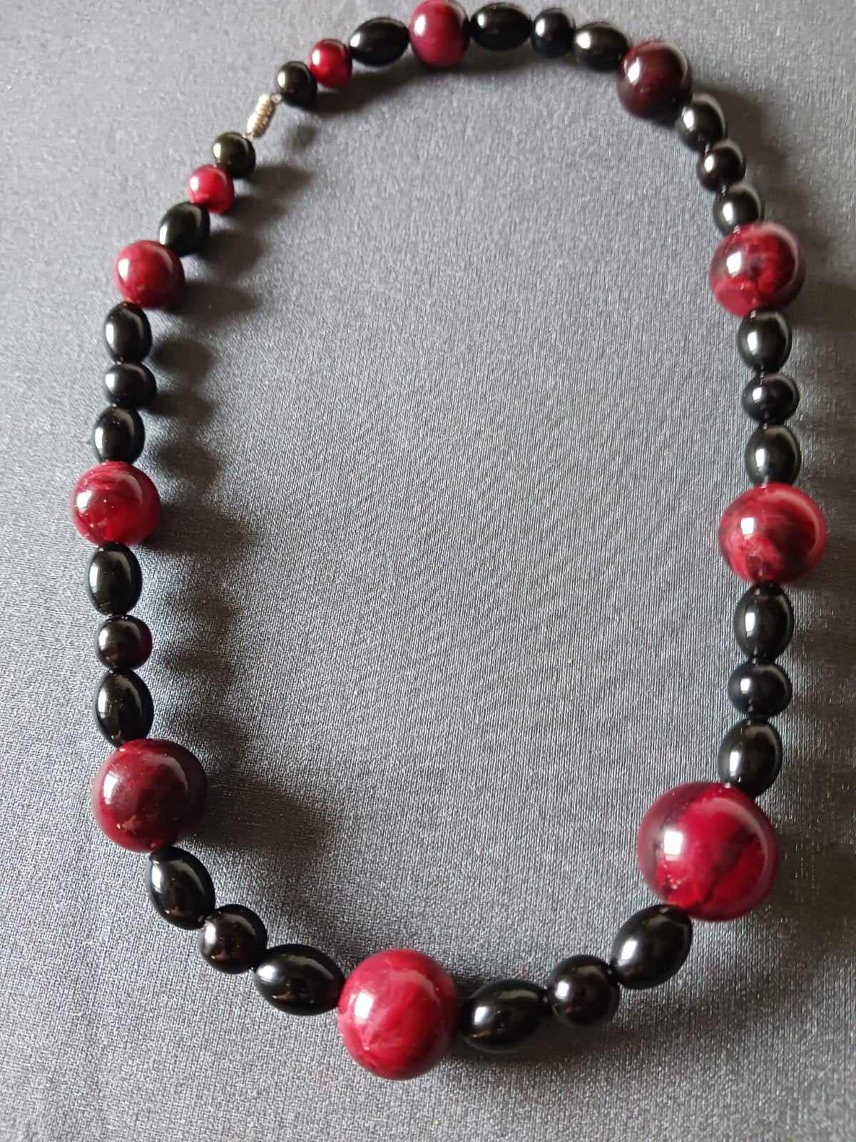 Collier bakélite vintage, Enlèvement