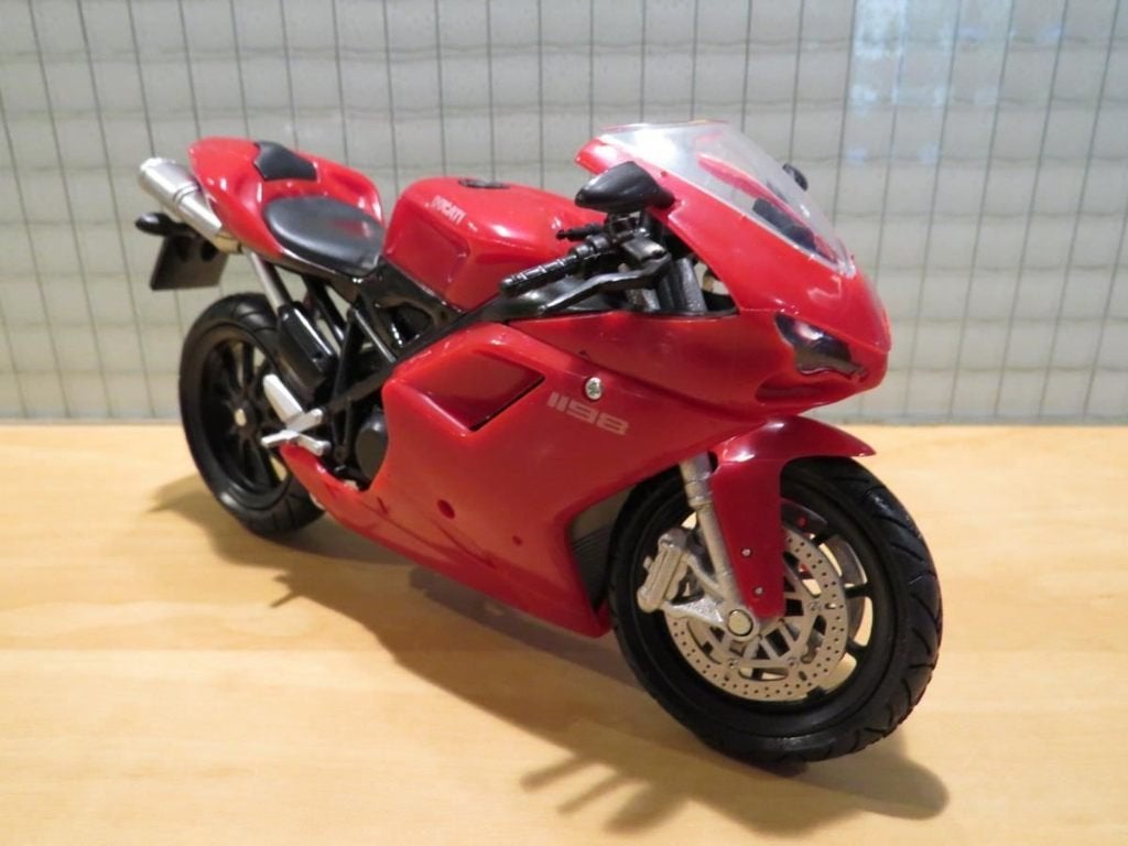 Ducati 1198 red 1:12 57143, Enlèvement ou Envoi, Neuf, 1:9 à 1:12, Moteur