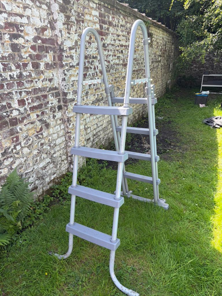 Bestway zwembadtrap tot 122, Tuin en Terras, Ophalen, Zo goed als nieuw, Ladder