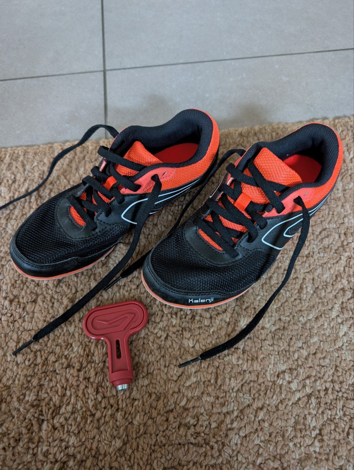 Kalenji AT start spikes black orange, Sport en Fitness, Ophalen, Spikes
