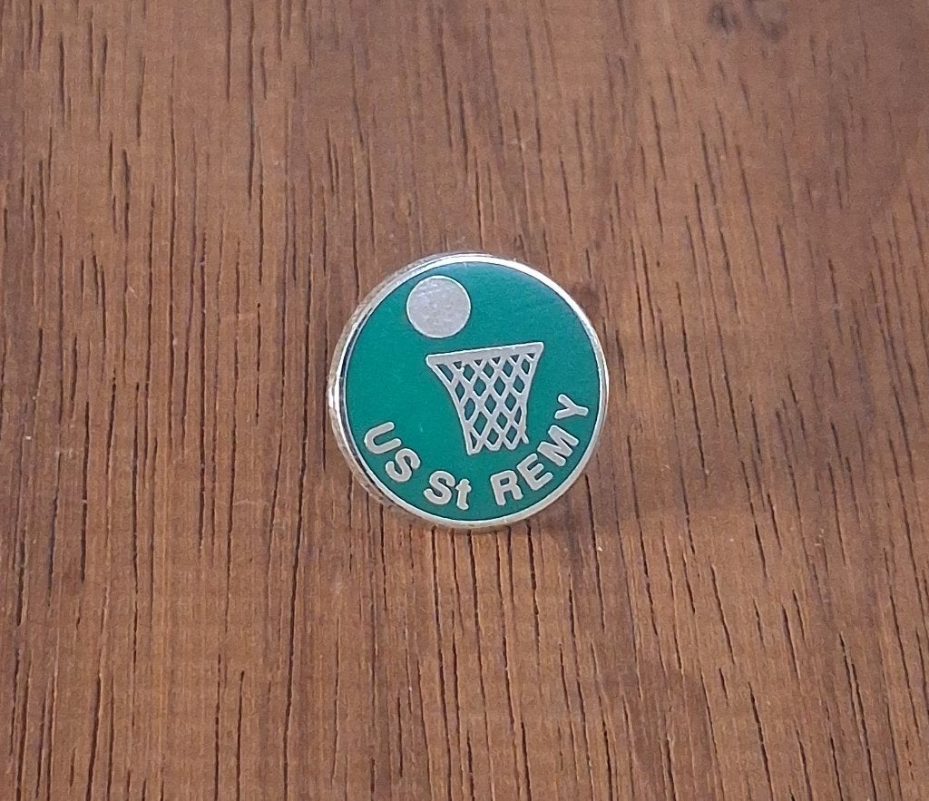 PIN - US SAINT-REMY - BASKET - BASKETBAL - BASKETBALL, Verzamelen, Verzenden, Gebruikt, Sport, Speldje of Pin
