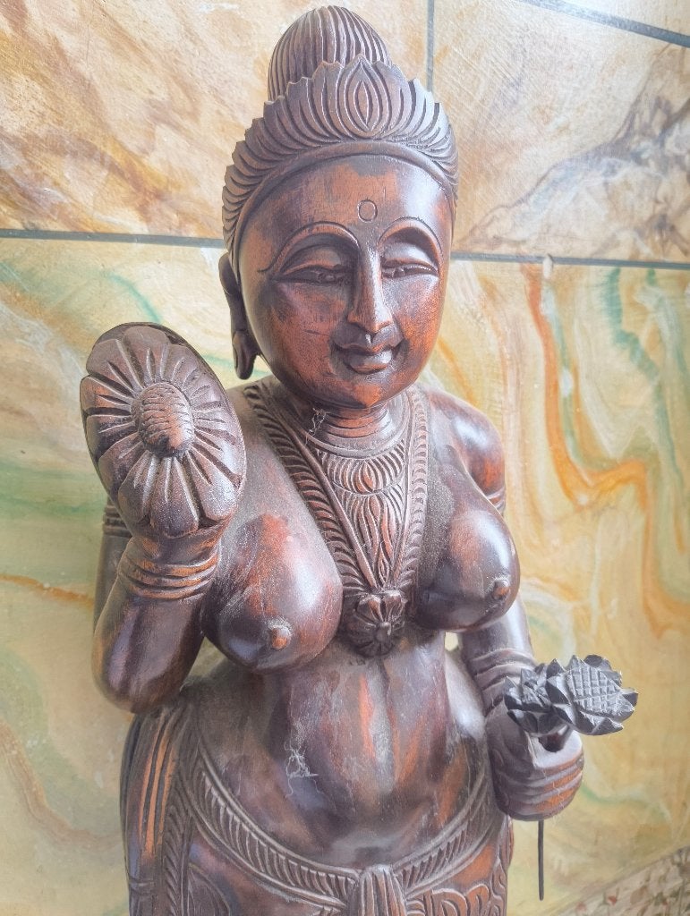 Statue en bois de rose sculptée à la main Indian Apsara, Enlèvement, Bois, Statue, 50 - 100 cm