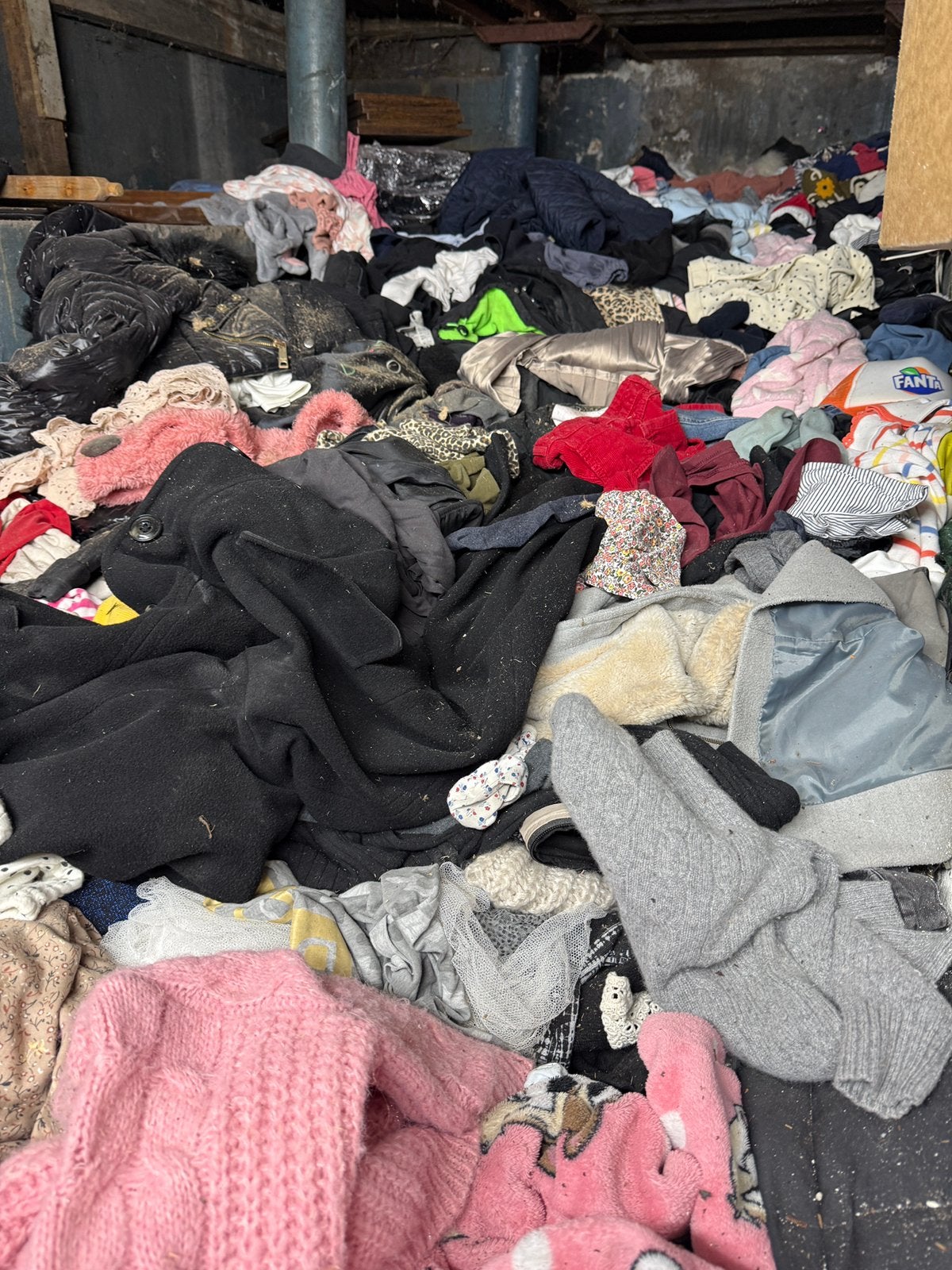 VÊTEMENTS ET TEXTILES GRATUITS — 10 m², Antiquités & Art, Antiquités | Vêtements et Textile, Enlèvement, Femmes