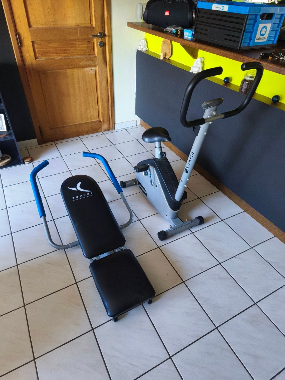 Lot fitness Domyos velo appartement VM120 et banc pour abdos, Enlèvement, Utilisé, Métal, Vélo d'appartement