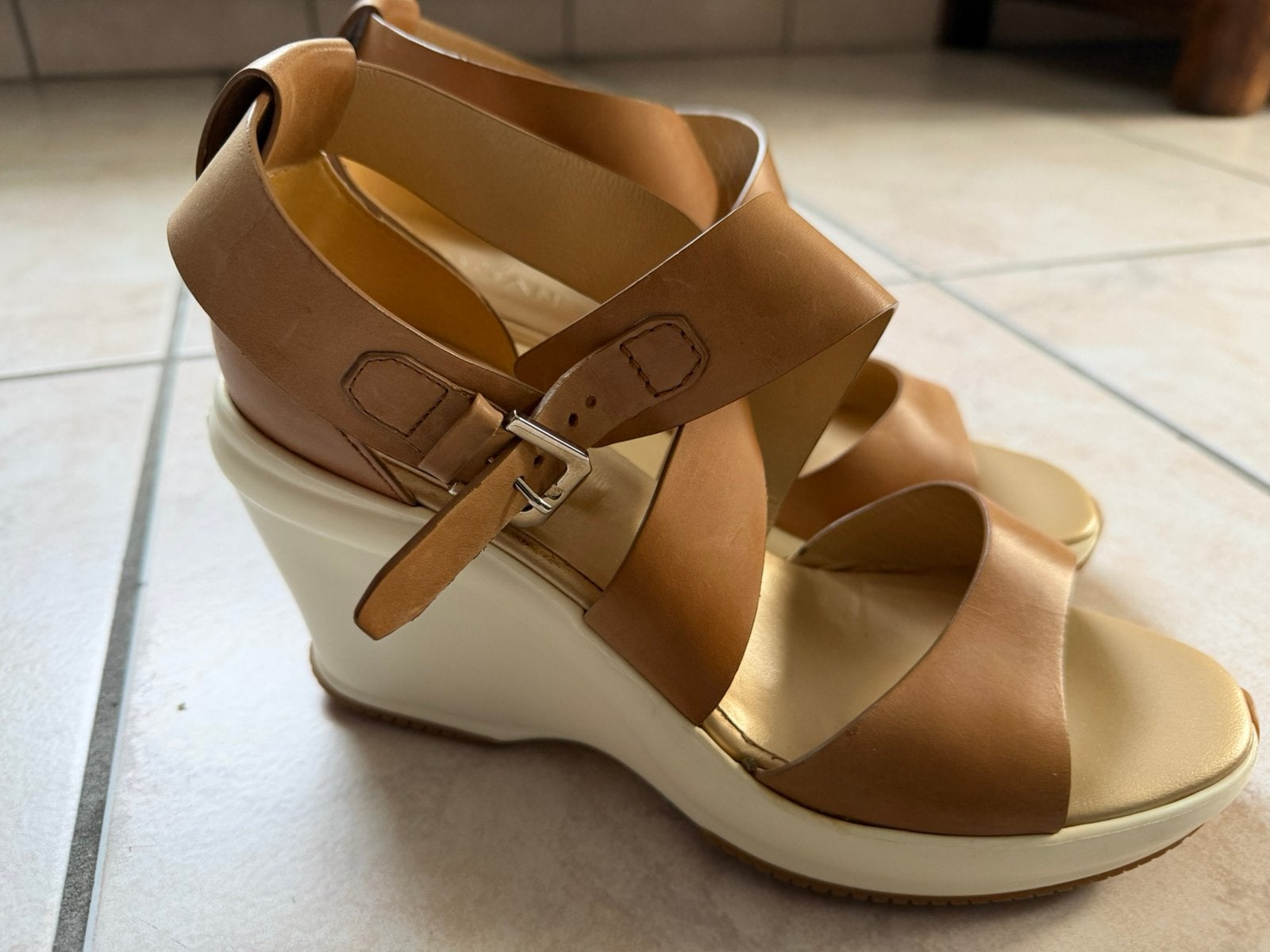 Nieuwe sandalen Hogan 40 bruin/ beige in kwaliteitsleer, Kleding | Dames, Schoenen, Ophalen of Verzenden, Zo goed als nieuw, Bruin