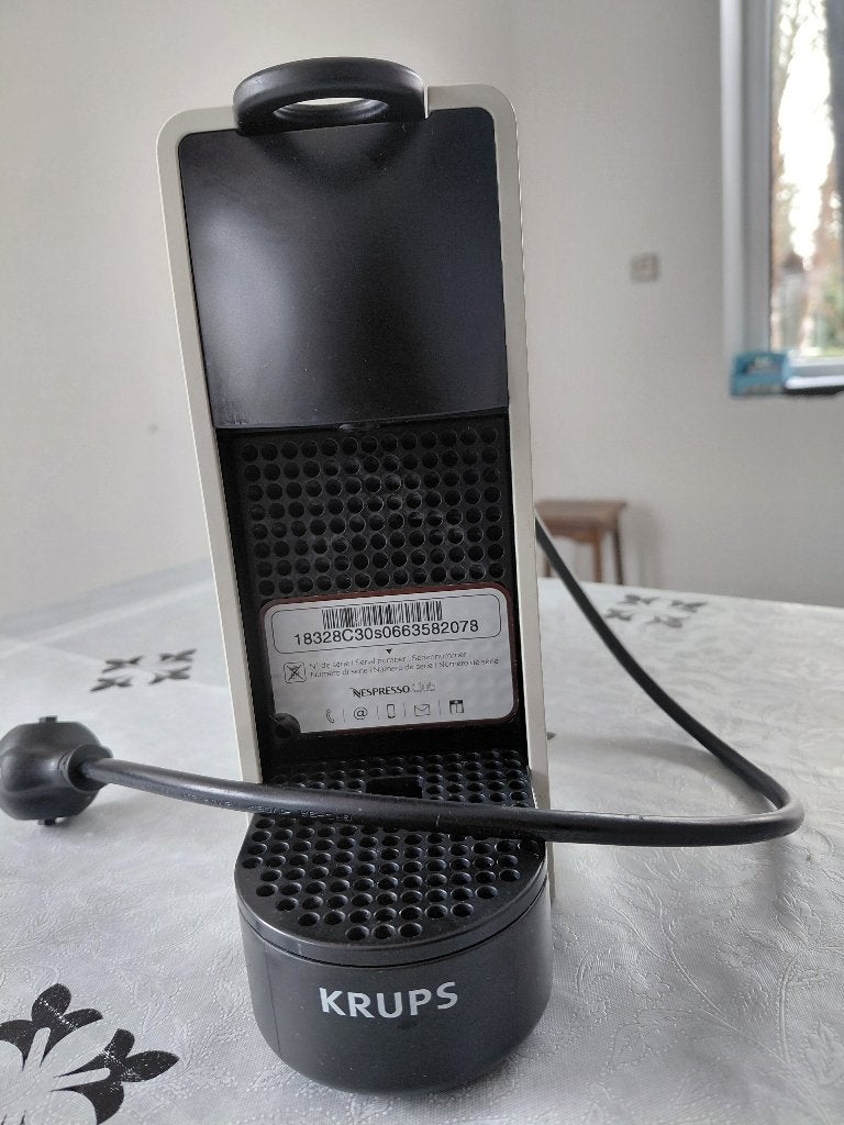 Nespresso essenza mini, Electroménager, Réservoir d'eau amovible, Dosettes et capsules de café, 1 tasse, Utilisé