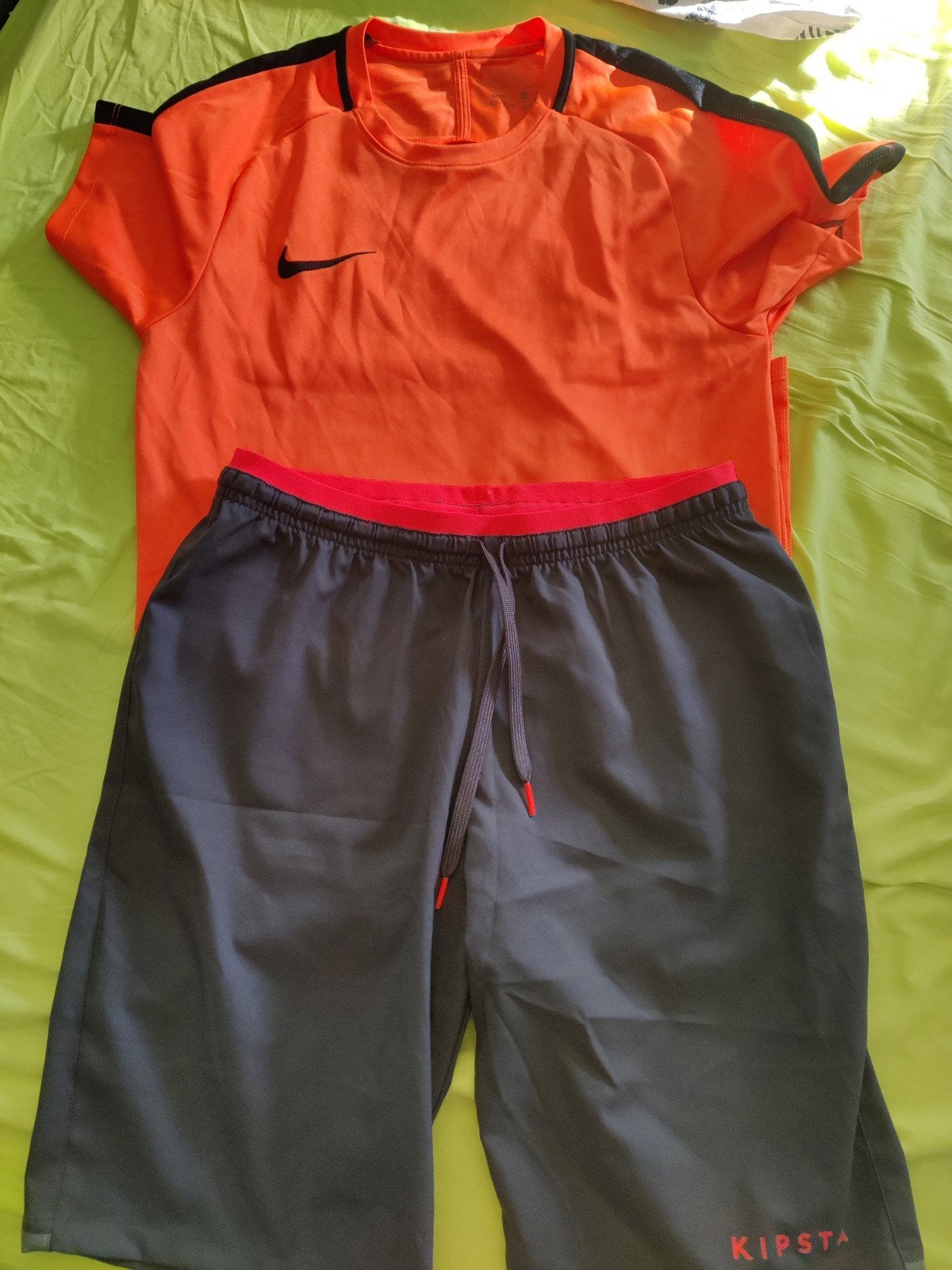 Nike Sportshirt oranje en grijs oranje kipsta sportbroekje S, Kleding | Dames, Ophalen, Overige typen, Nike, Zo goed als nieuw