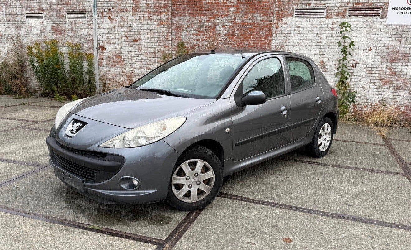 Peugeot 206+, Sensor de parking, 2011, clim, essence, 123 km, Argent ou Gris, Boîte manuelle, Entretenue par le concessionnaire