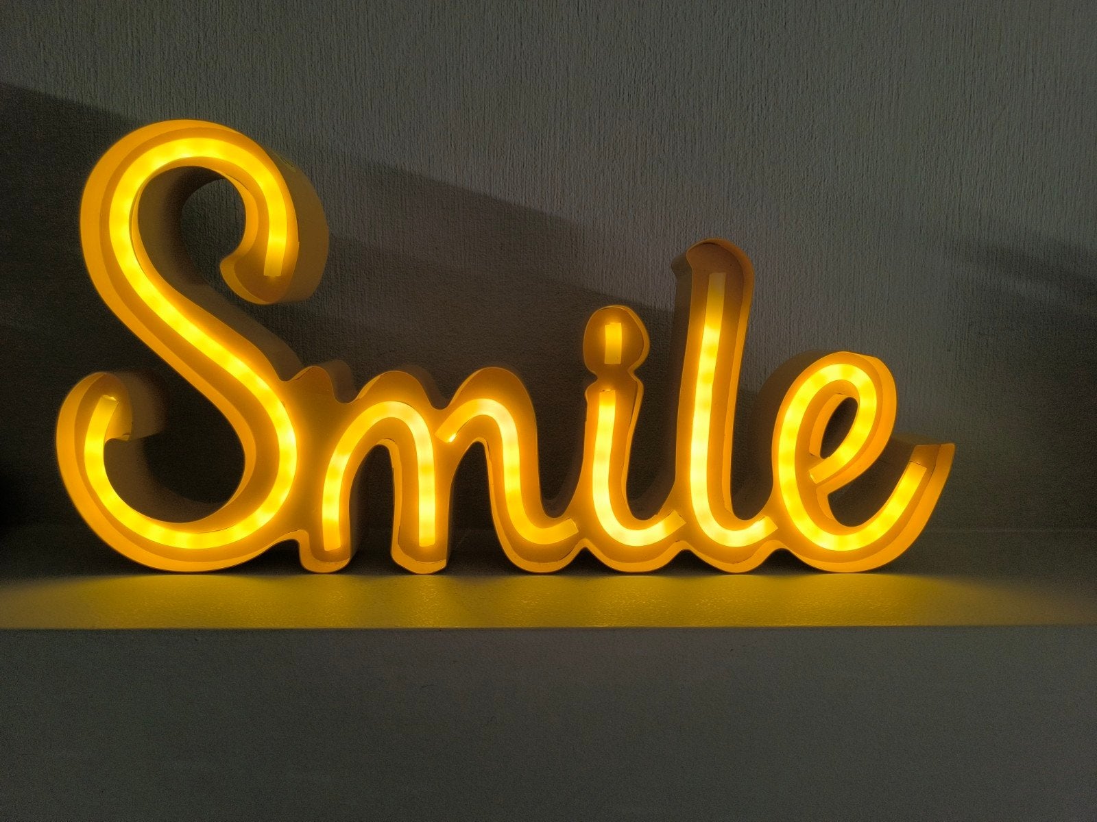 Grote gele LED neon-wandlamp 'SMILE', Ophalen of Verzenden, Wandlamp, LED, Wit