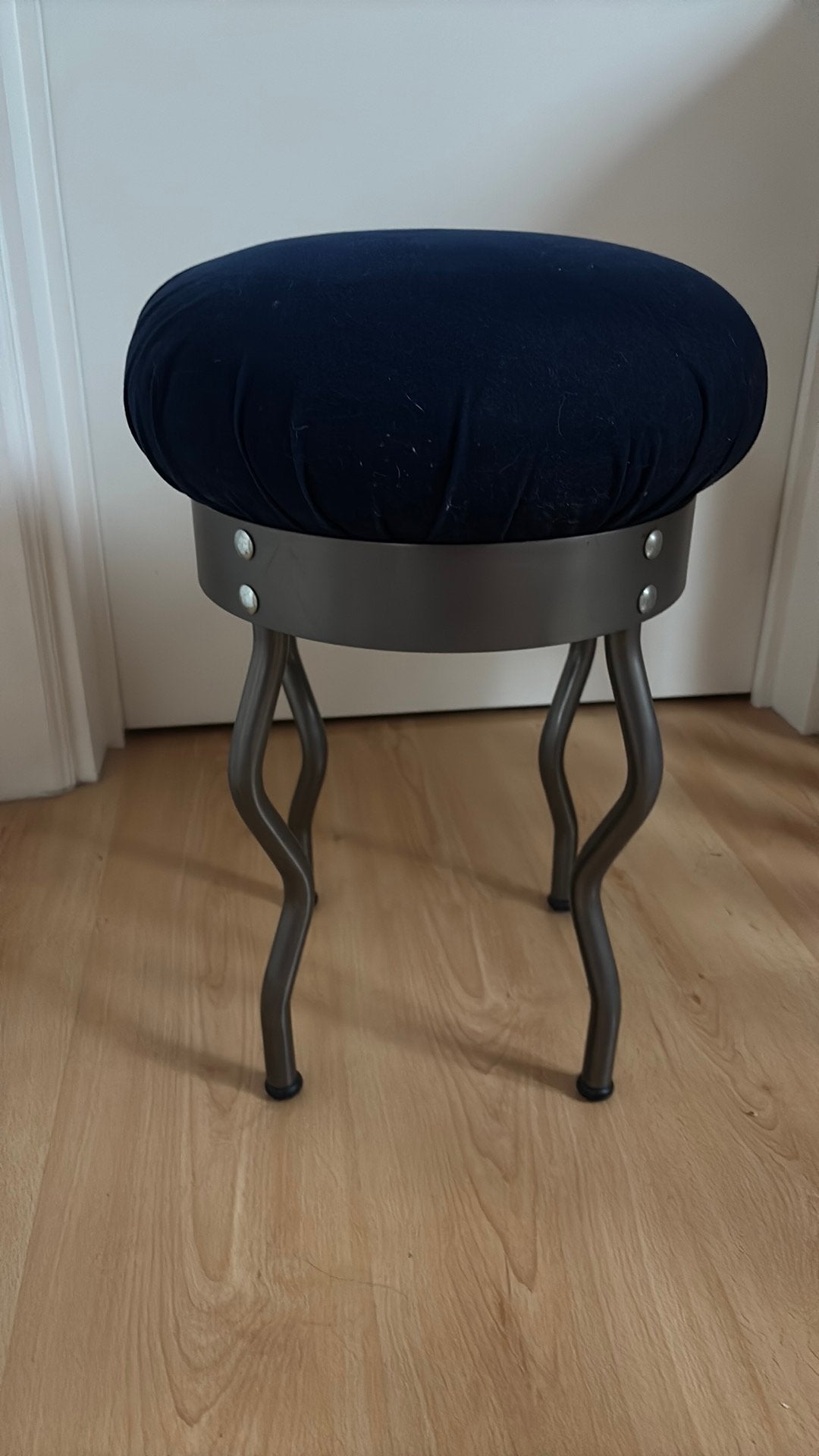 iconische IKEA Uri-krukje ontworpen Per Ivar Ledang 1995, Huis en Inrichting, 45 tot 60 cm, Metaal of Aluminium, Design, Rond