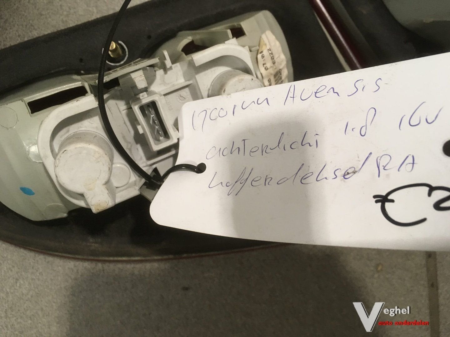 Toyota avensis achterlicht L+R in kofferbak in achter scherm, Gebruikt, -, -, Ophalen of Verzenden