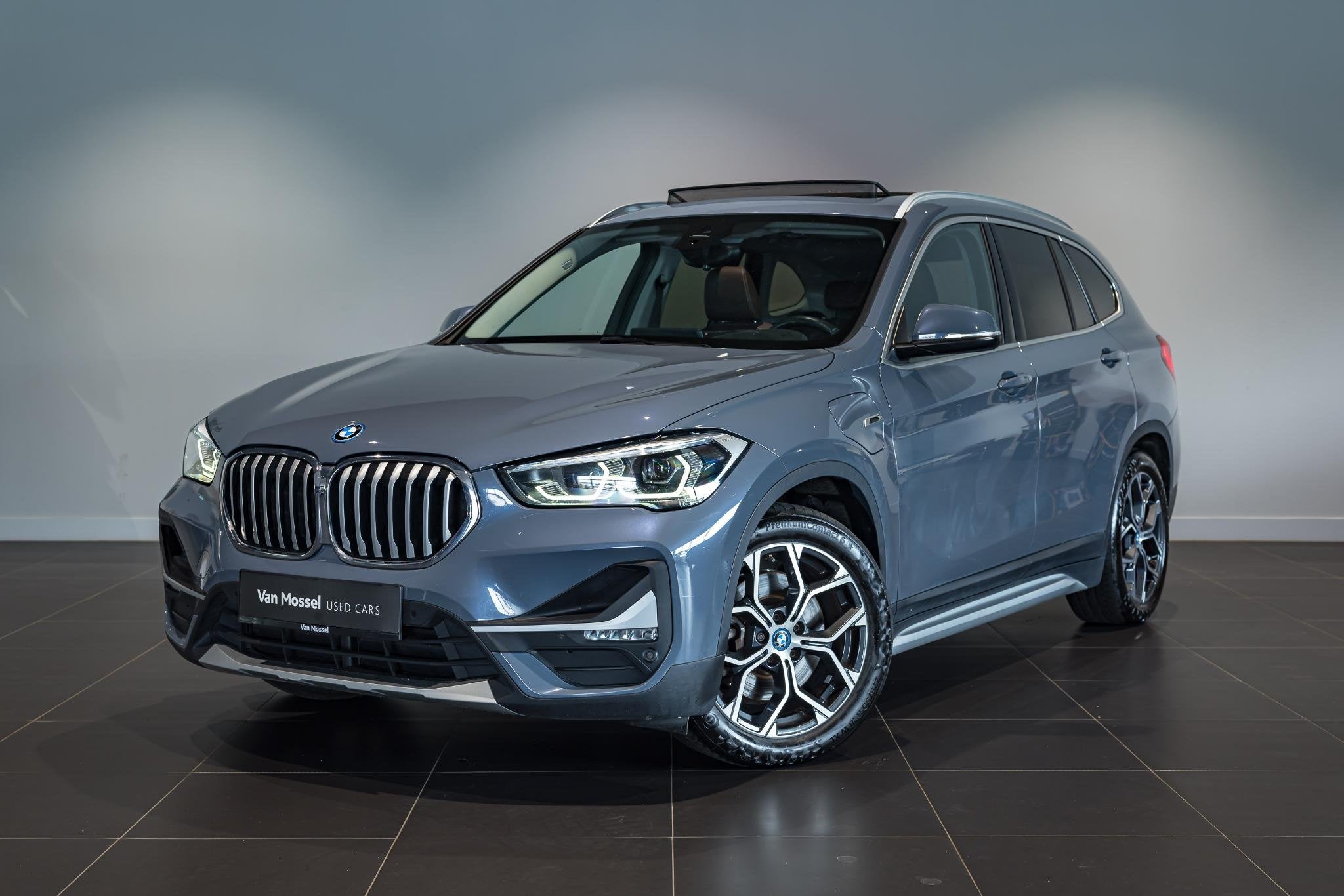 BMW X1 xDrive25e | PHEV 162kW | Camera | Panodak | Leder | H, Auto's, BMW, Stof, Gebruikt, https://public.car-pass.be/vhr/e89a973f-8baf-4557-a0ea-9cb2c612e5e3
