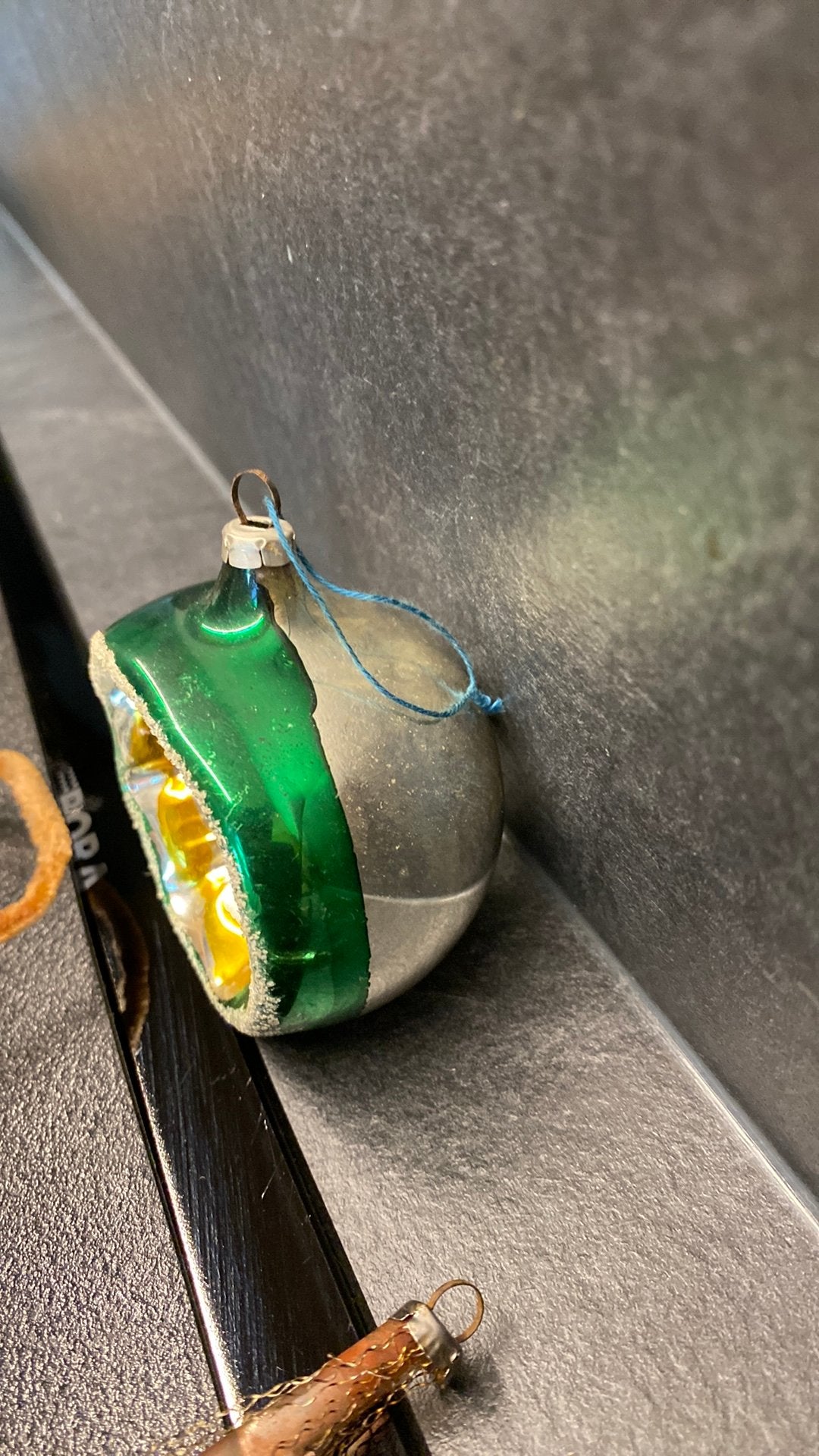 Oude antieke kerstbal deukbal, Ophalen of Verzenden, Zo goed als nieuw