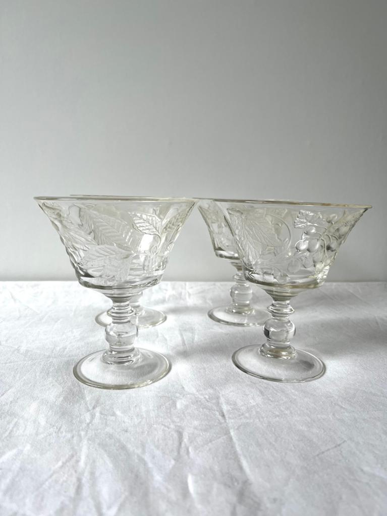 Vintage dessertkommen van geperst glas., Ophalen