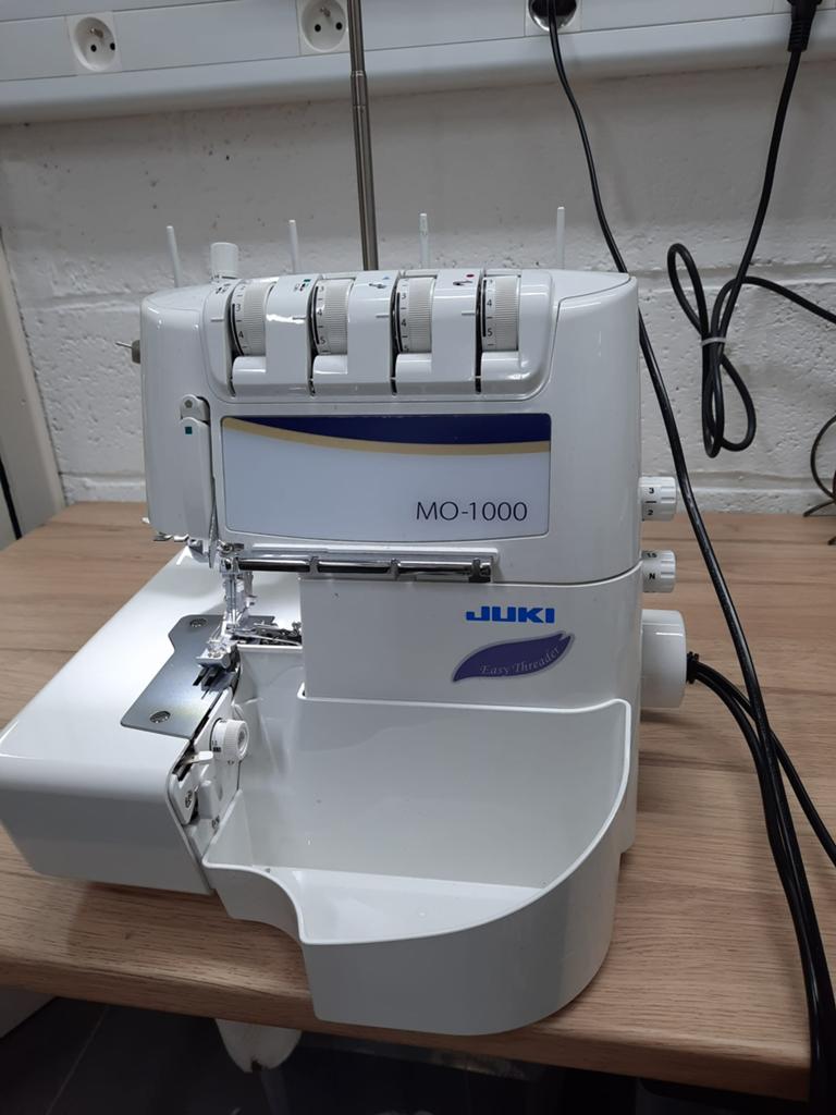 Overlock machine Juki MO-1000, Hobby en Vrije tijd, Naaimachines en Toebehoren, Ophalen, Zo goed als nieuw