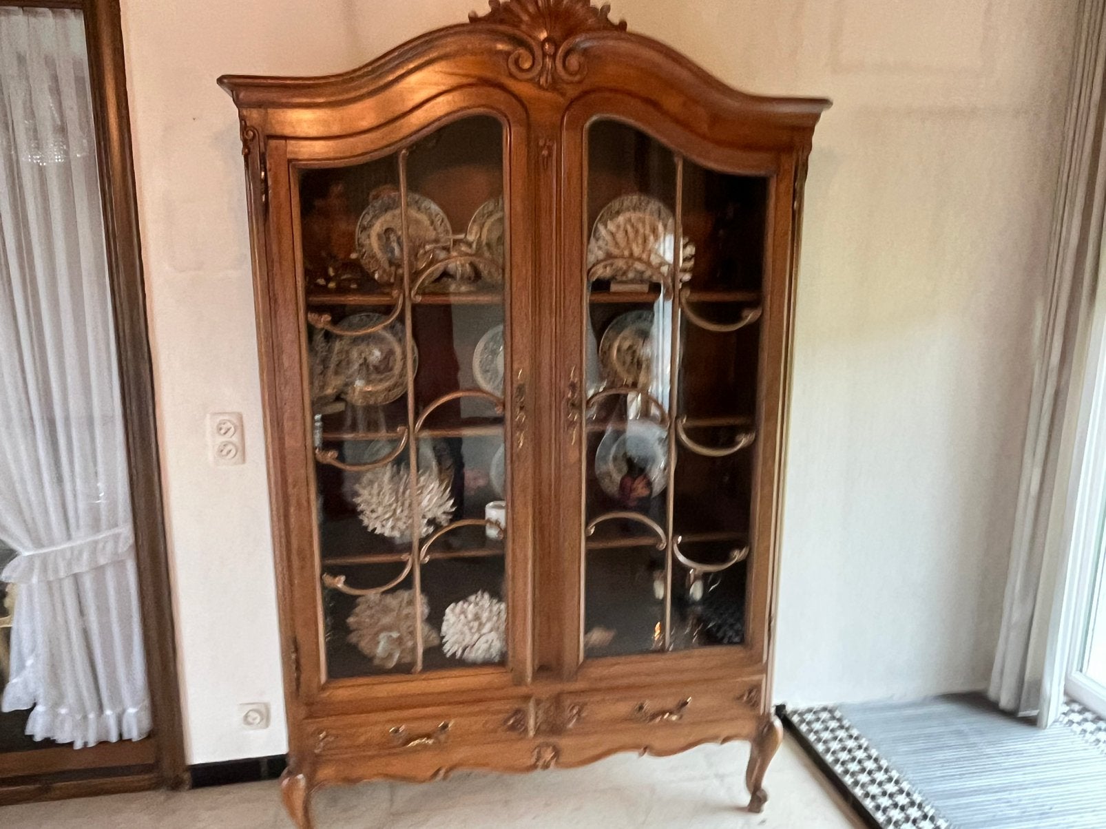 Mooie massieve vitrinekast te koop, Maison & Meubles, Armoires | Vitrines, Enlèvement, Comme neuf