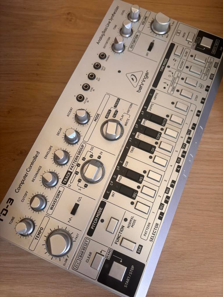 Behringer TD-3 SR bass line synthesizer, Enlèvement ou Envoi, Comme neuf, Autres marques, Avec connexion MIDI