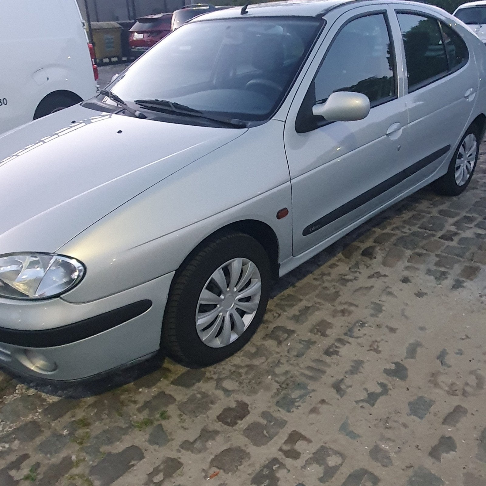 RENAULT MÉGANE 1.4 ESSENCE ( EURO 4 LEZ > 2030 ), Autos, Argent ou Gris, Achat, 5 portes, Particulier