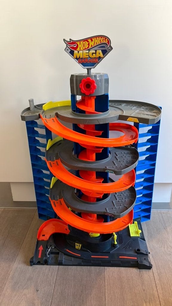 Hot Wheels City Mega Garage GTT95 - 4 verdiepingen, Kinderen en Baby's, Ophalen, Racebaan, Zo goed als nieuw, Hot Wheels