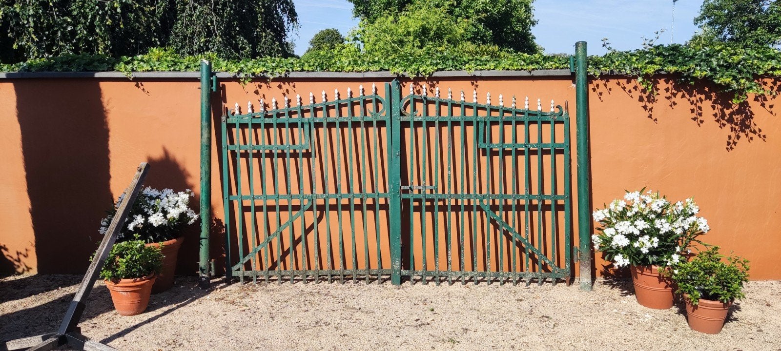 Smeedijzeren poort bestaande uit 2 delen.
Met klinknagels.
E, Tuin en Terras, Ophalen, Met poort, Gebruikt, Enkelstaafmat hekwerk