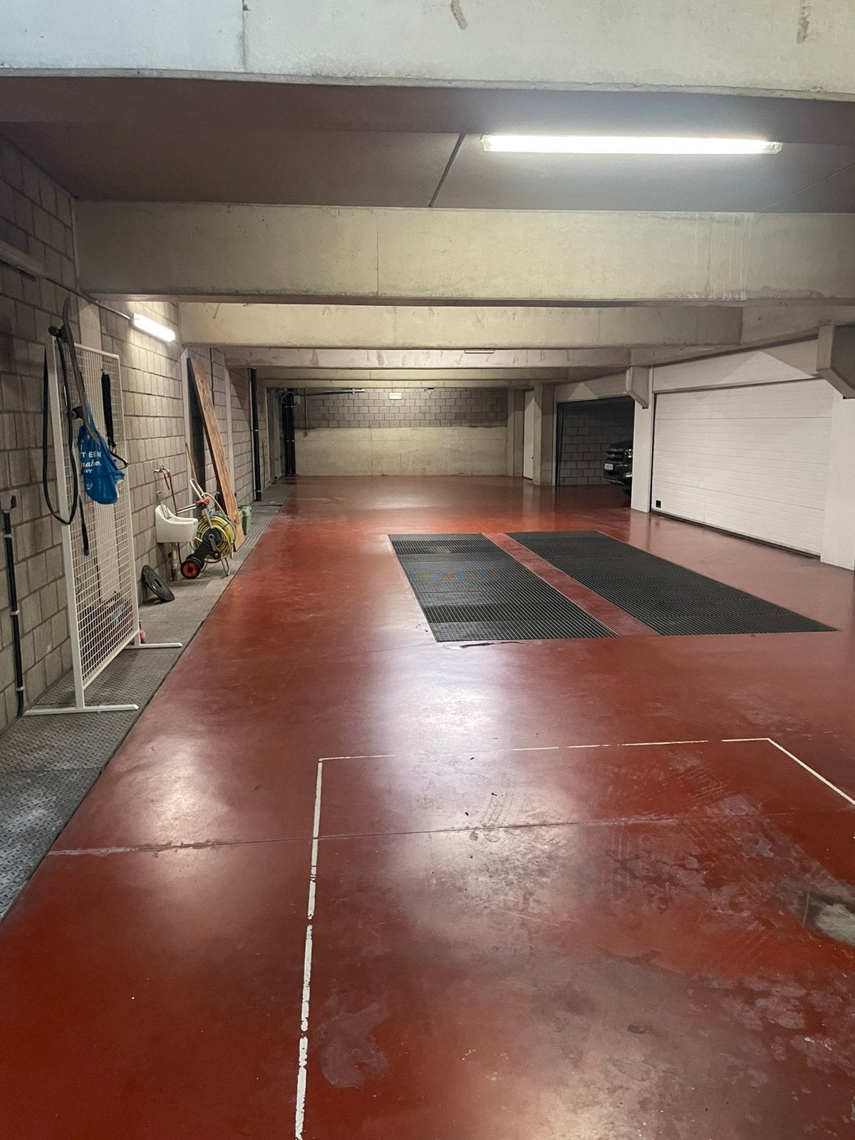 Garage avec 2 places de parking sur dix.