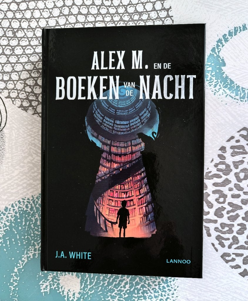 Alex M. en de boeken van de nacht - J.A. White, Boeken, Fictie algemeen, Nieuw, Ophalen of Verzenden, J.A. White