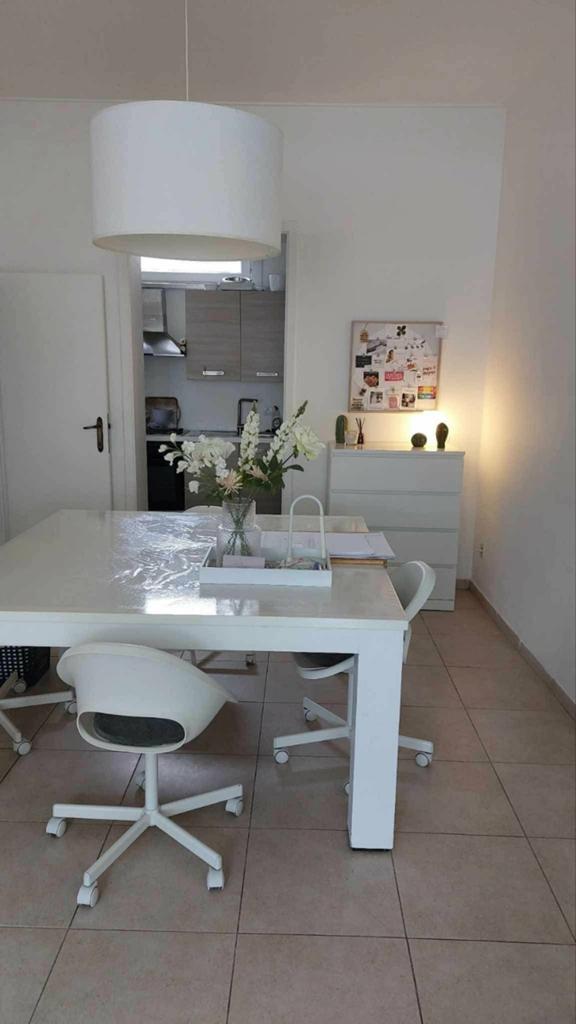 Witte houten  tafel 150 x 150 cm hand gemaakt  door  leerkra, Enlèvement