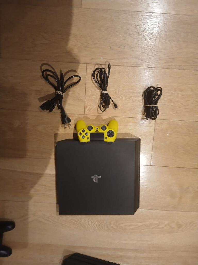 Sony PlayStation 4 Pro with cables and control. 1T, Consoles de jeu & Jeux vidéo, Consoles de jeu | Sony PlayStation 4, Enlèvement ou Envoi