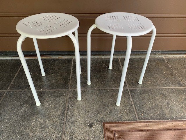 Lot de deux tabourets blanc métal , H 45 cm, diam 29,5 cm, Enlèvement, Comme neuf