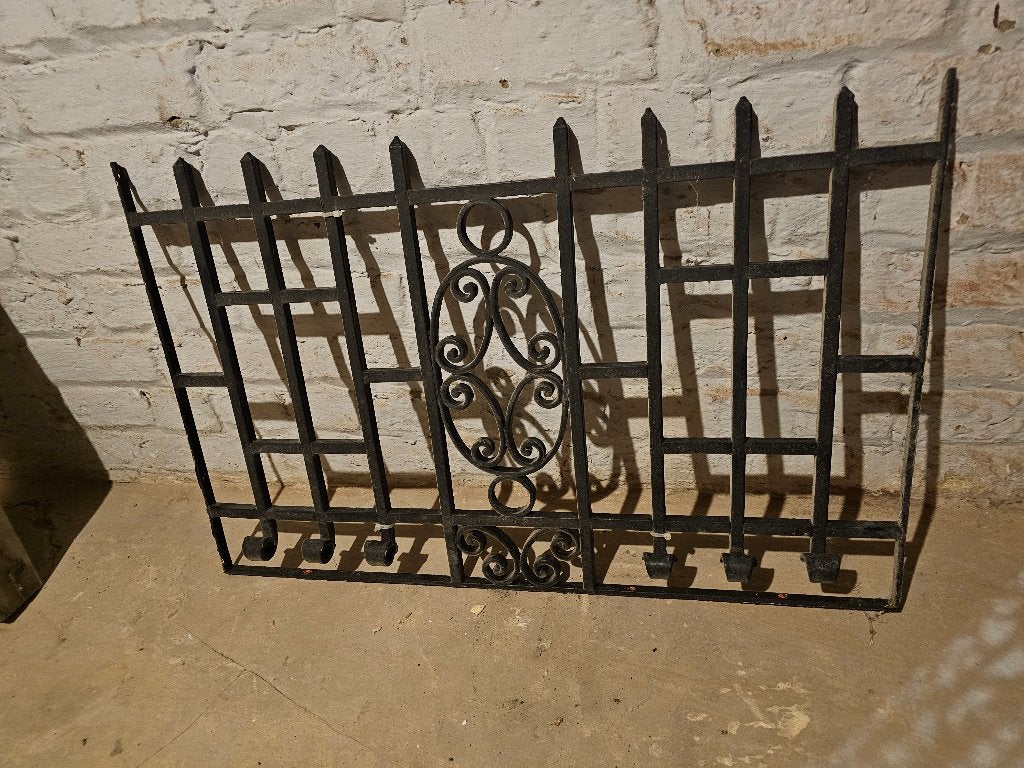 Grille de porte ou fenêtre ancienne en fer forgé, Enlèvement