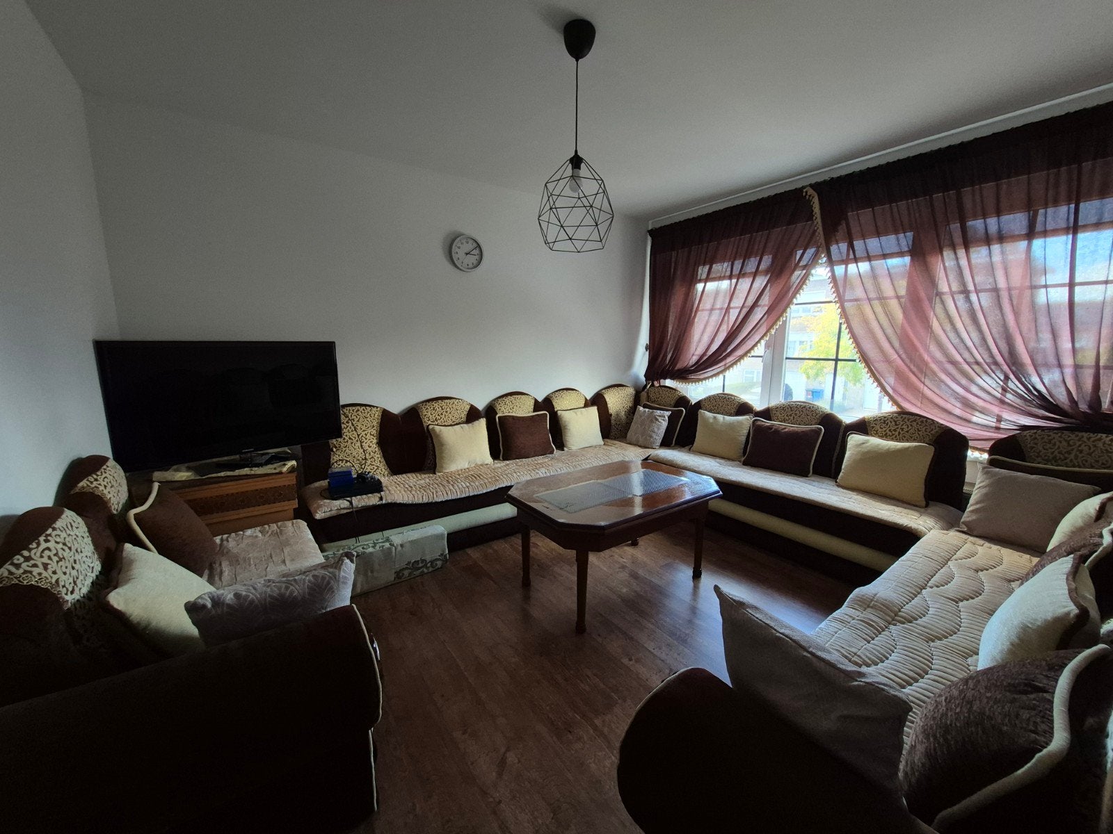 Ruime en gezellige bruin-beige salon in marokkaanse stijl, Ophalen