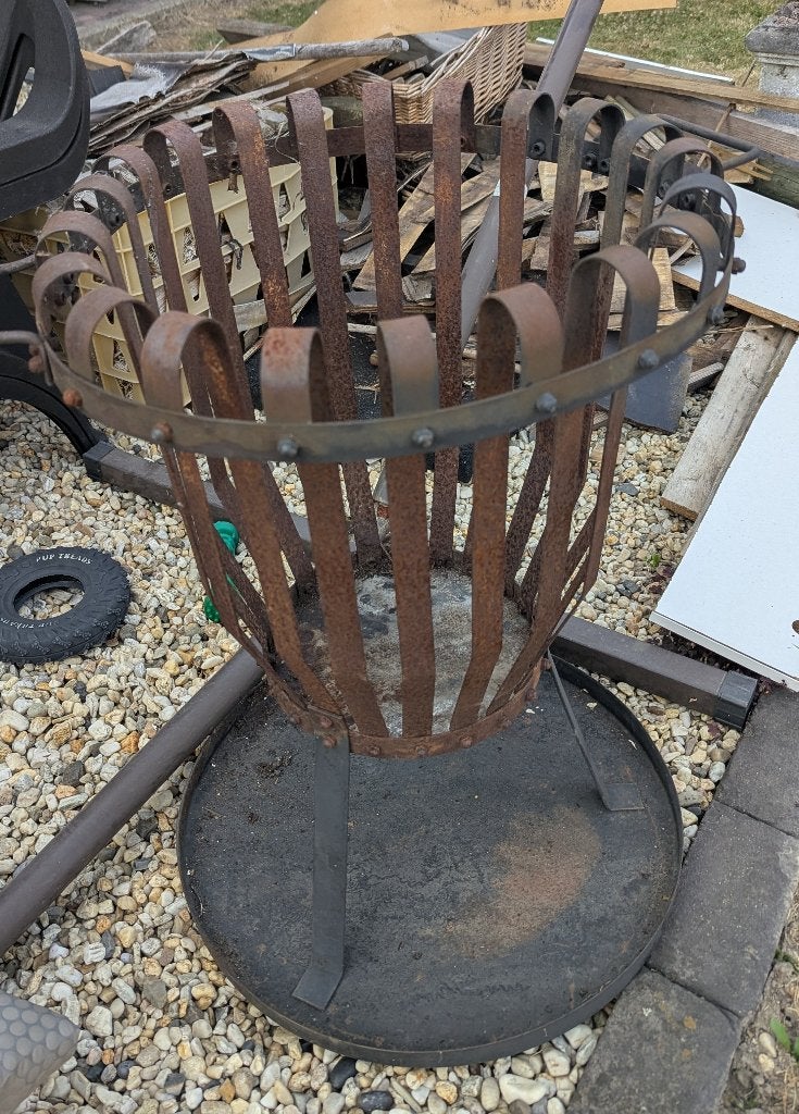Metalen vuurkorf met onderschaal en hout, Ophalen, Gebruikt, Vuurkorf