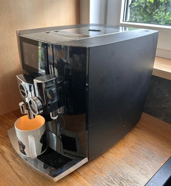 Jura J8 Jonge koffie machine (3.145 koppen!) met garantie, Réservoir d'eau amovible, Enlèvement ou Envoi, Combiné, Café en grains