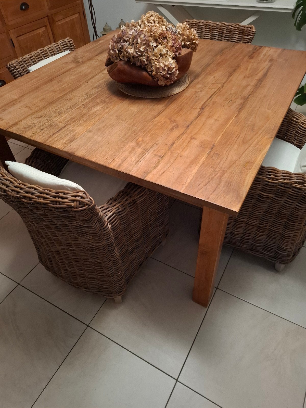 eettafel in teak met 4 rieten stoelen, Huis en Inrichting, Ophalen, Zo goed als nieuw, Landelijke stijl, 4 tot 6 stoelen