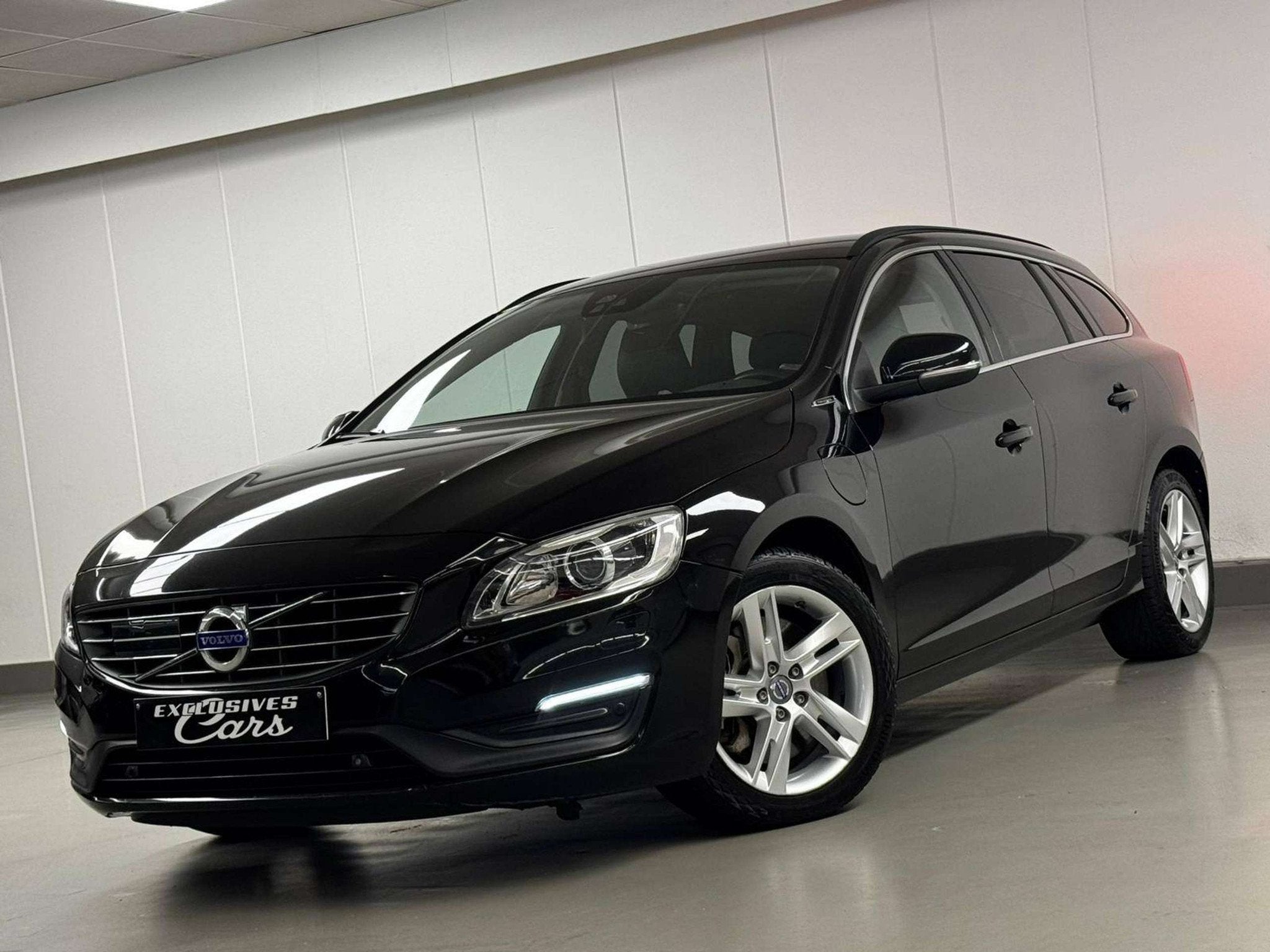 Volvo V60 2.4 D5 4WD PHEV TWIN ENGINE CAMERA GPS LED CLIM RE, Autos, Cuir, Achat, Automatique, Quatre roues motrices / 4X4