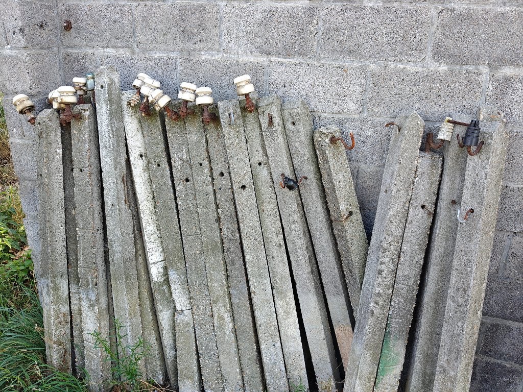 Betonnen weipalen met isolatoren/potten