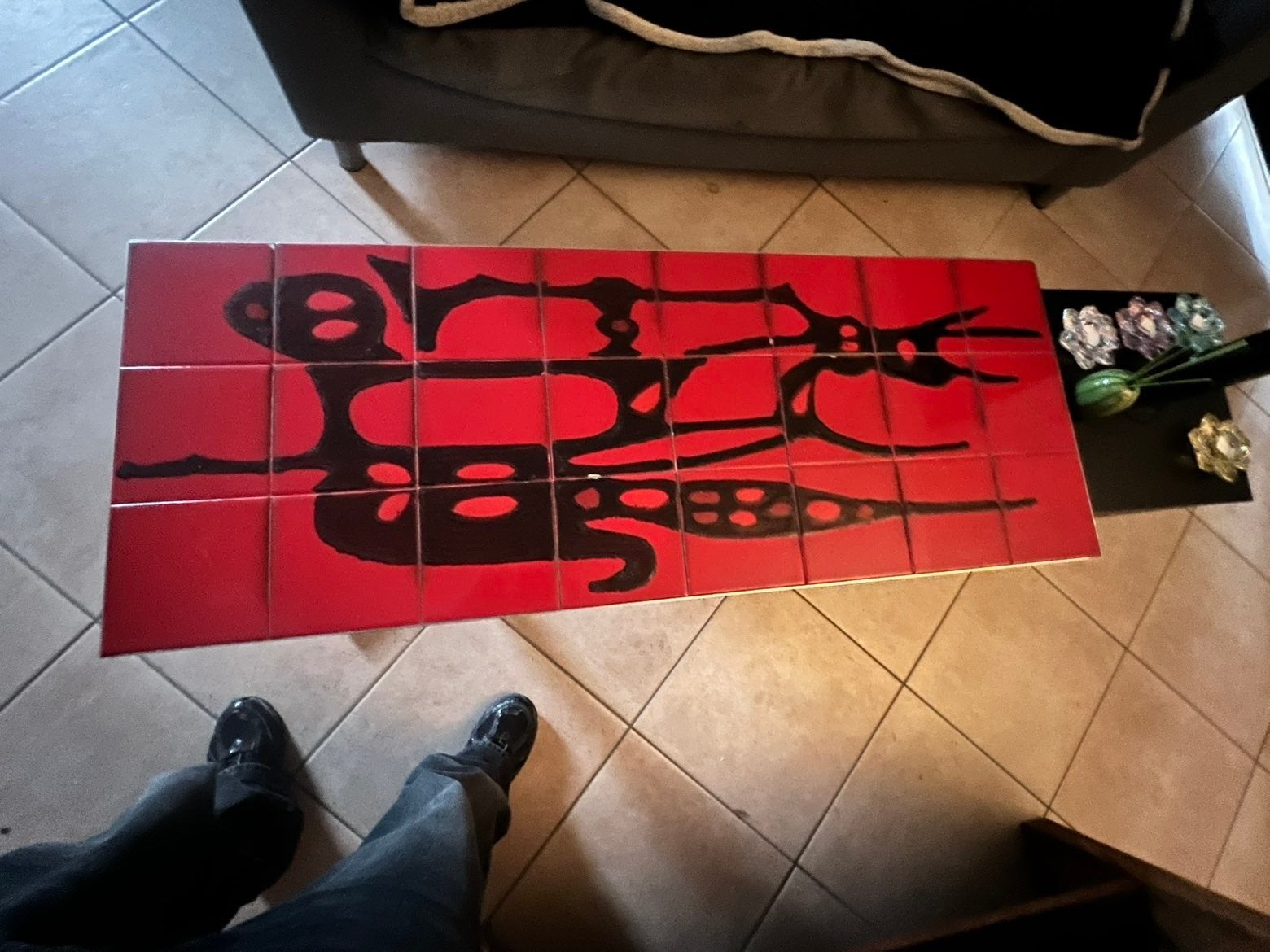 rood mozaïek tafeltje met patroon, Enlèvement