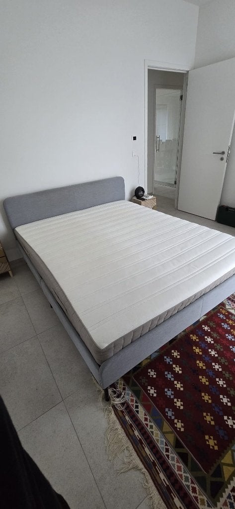 Cadre de lit + matelas KEA (160 x 200 cm) — 150€, Maison & Meubles, Chambre à coucher | Lits, Gris, Minimal, Enlèvement, Utilisé