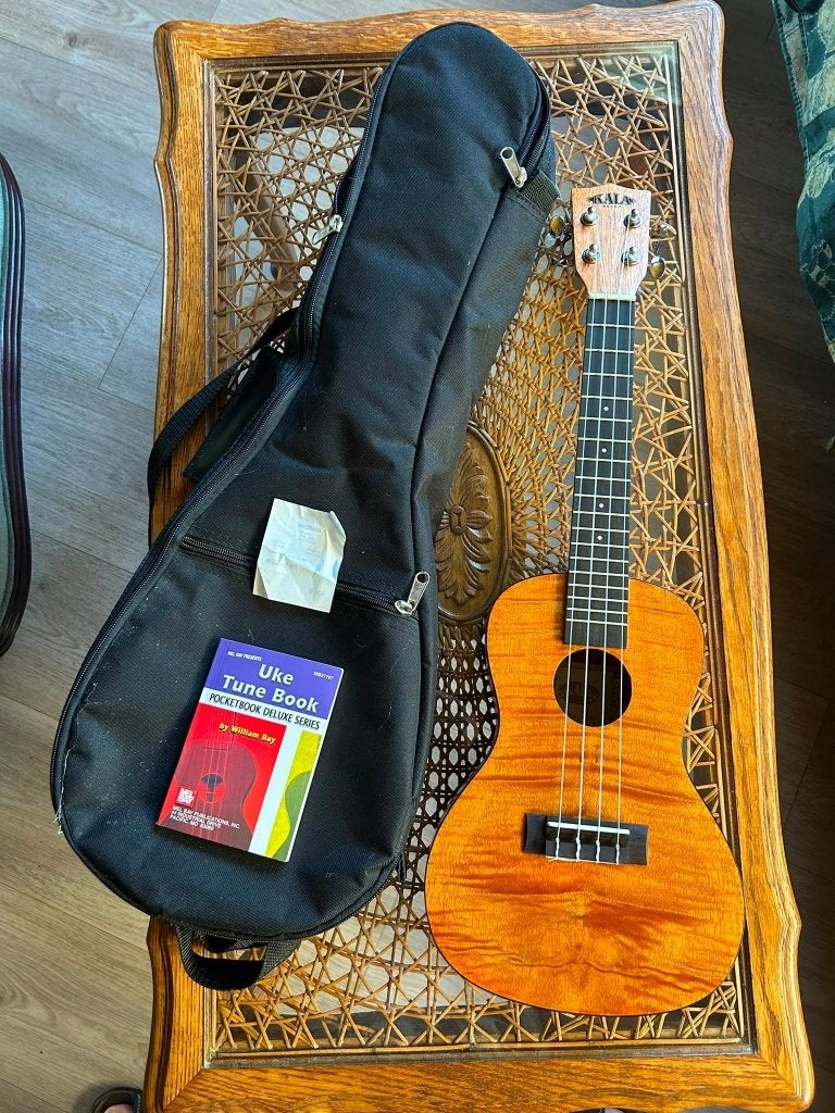 Ukulele Kala KA-CEM met tas en boekje, Muziek en Instrumenten, Snaarinstrumenten | Gitaren | Akoestisch, Zo goed als nieuw, Overige typen
