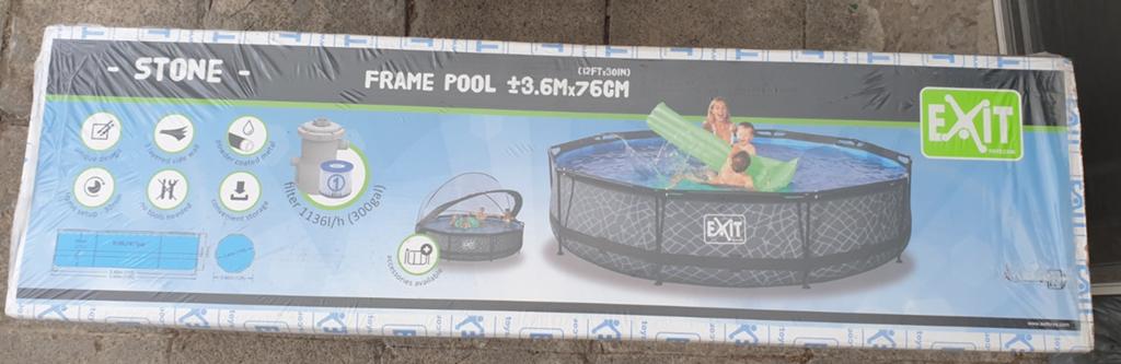 Piscine neuve jamais ouverte, Enlèvement