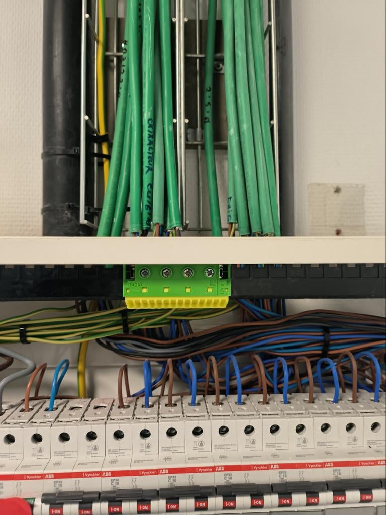 l Électricien généralement