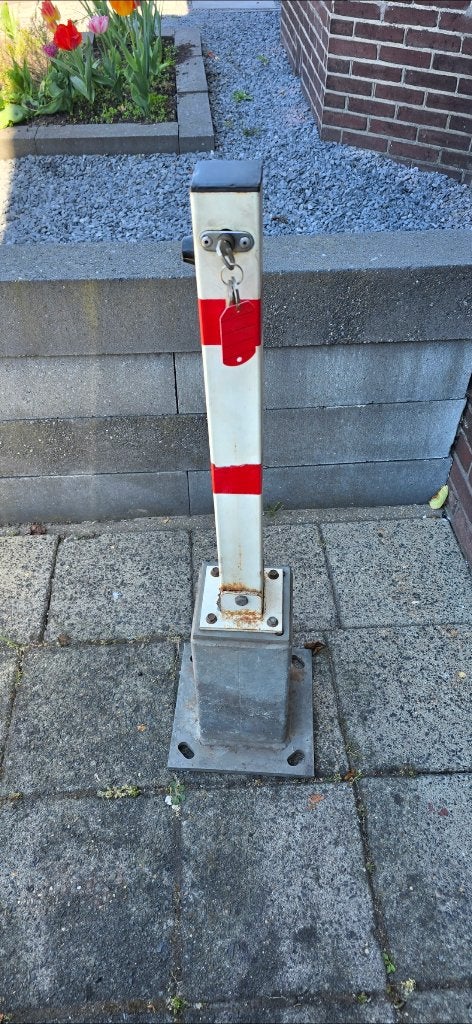 Parkeerpaal met slot en 3 sleutels., Ophalen of Verzenden