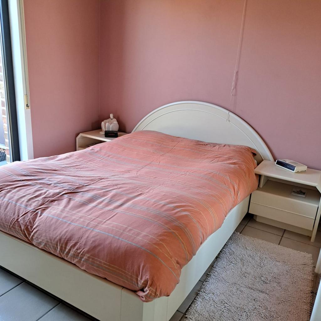 Slaapkamer; bed 1u40, commode, nachttafel 2x, 3 deurskast, Ophalen