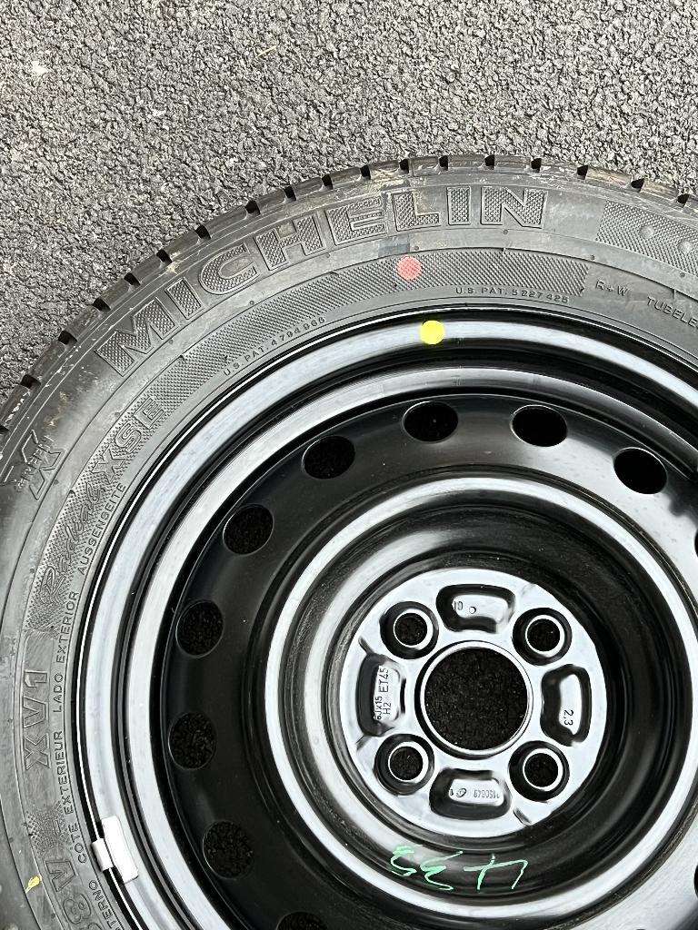 Jante en acier Toyota — Pneu Michelin taille 195/60 R15, Autos : Pièces & Accessoires, Pneus & Jantes, Pneus et Jantes, 15 pouces
