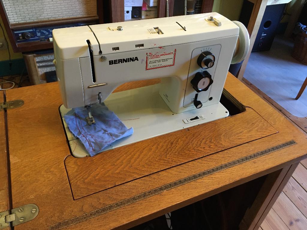 bernina 841 avec meuble, Enlèvement, Utilisé, Machine à coudre, Bernina