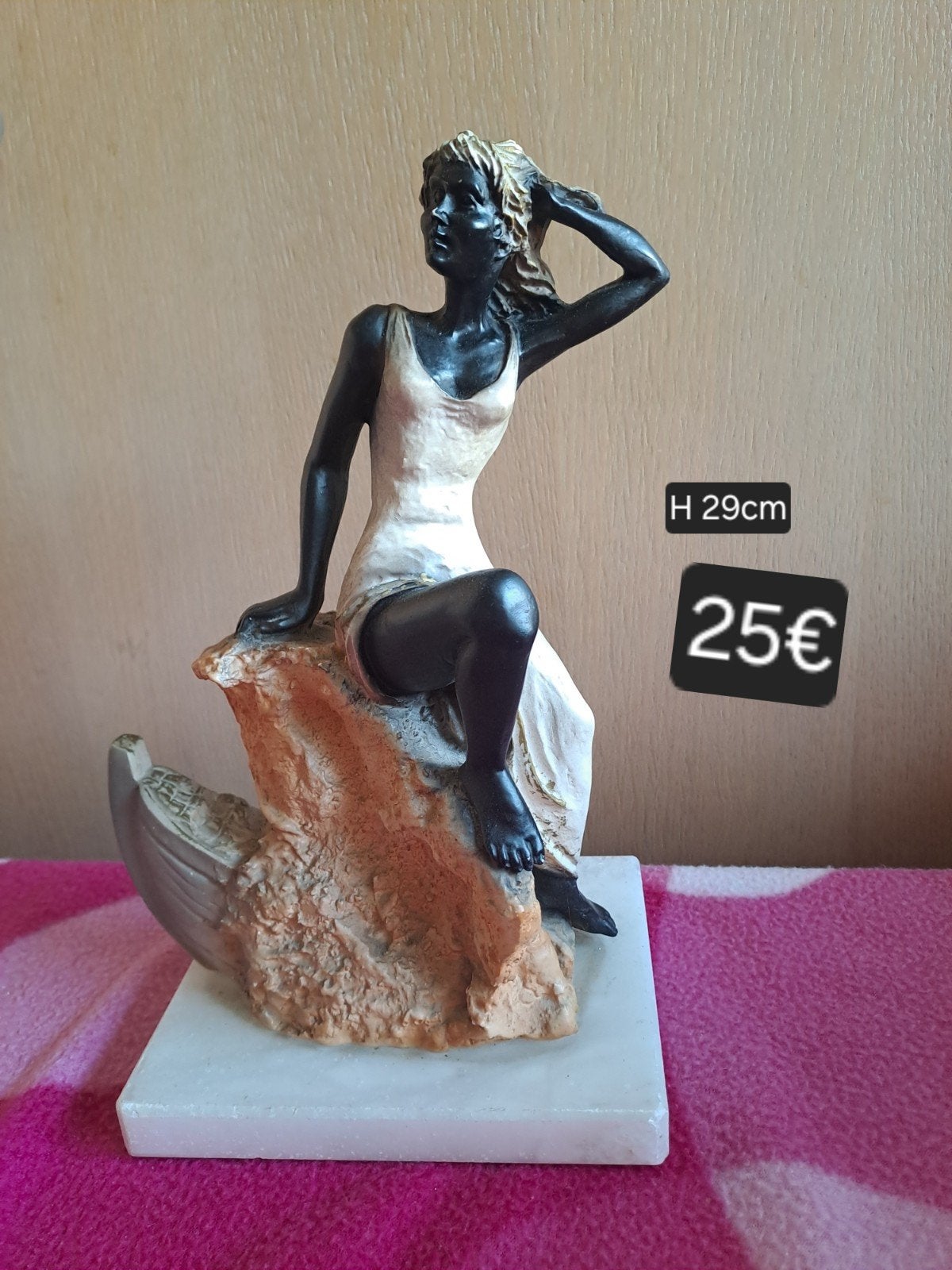 vintage beeld vrouw op rots, Ophalen of Verzenden