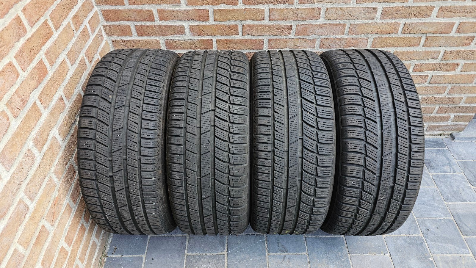 235/45 R18 Tesla Model 3 winterbanden in nieuwstaat, Auto-onderdelen, Ophalen, 18 inch, Nieuw, Winterbanden