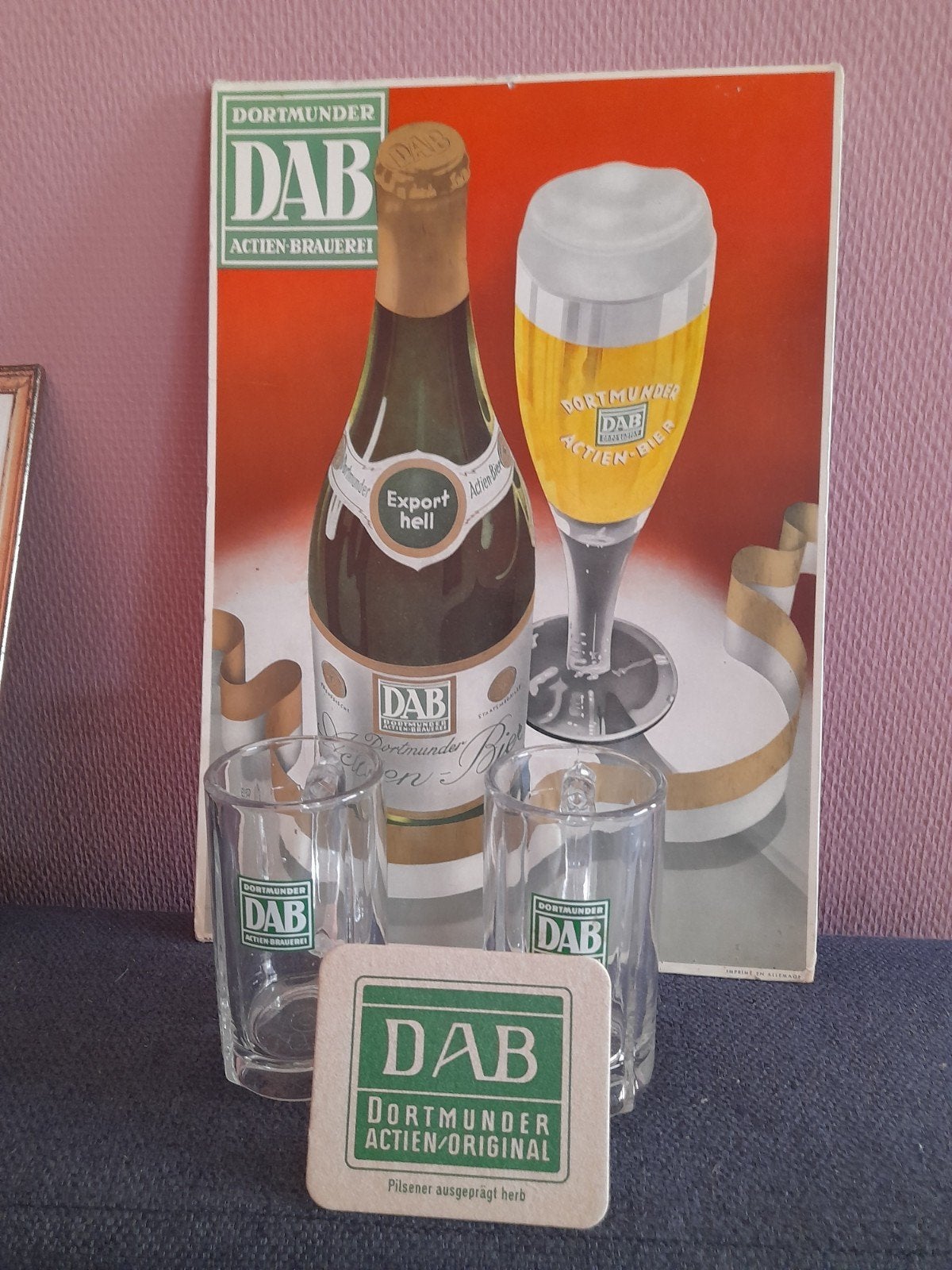 Kartonnen bord met takszegel+2 glazen+bierviltje dab, Verzamelen, Ophalen of Verzenden
